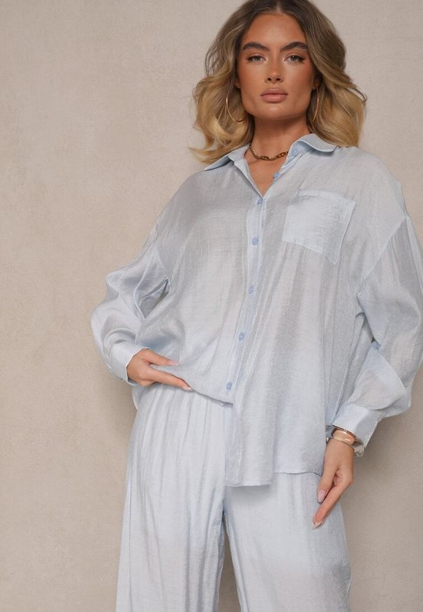 Renee - Jasnoniebieska Koszula Oversize w Klasycznym Stylu z Kieszonką Liozira. Okazja: na spotkanie biznesowe, na co dzień. Typ kołnierza: kołnierzyk klasyczny. Kolor: niebieski. Styl: klasyczny
