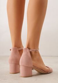 Renee - Jasnoróżowe Basicowe Sandały na Słupku Vices z Paskiem Wokół Kostki Varhira. Okazja: na randkę, na ślub cywilny, na wesele. Zapięcie: pasek. Kolor: różowy. Materiał: satyna. Obcas: na słupku. Styl: elegancki, klasyczny #7