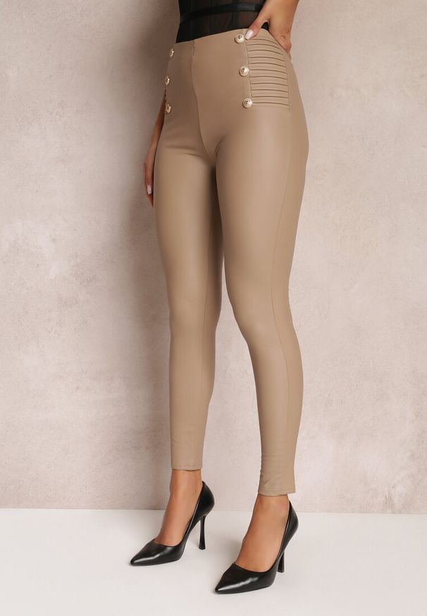 Renee - Beżowe Legginsy z Imitacji Skóry Ozdobione Drapowaniem i Napami Syah. Kolor: beżowy. Materiał: skóra. Wzór: aplikacja