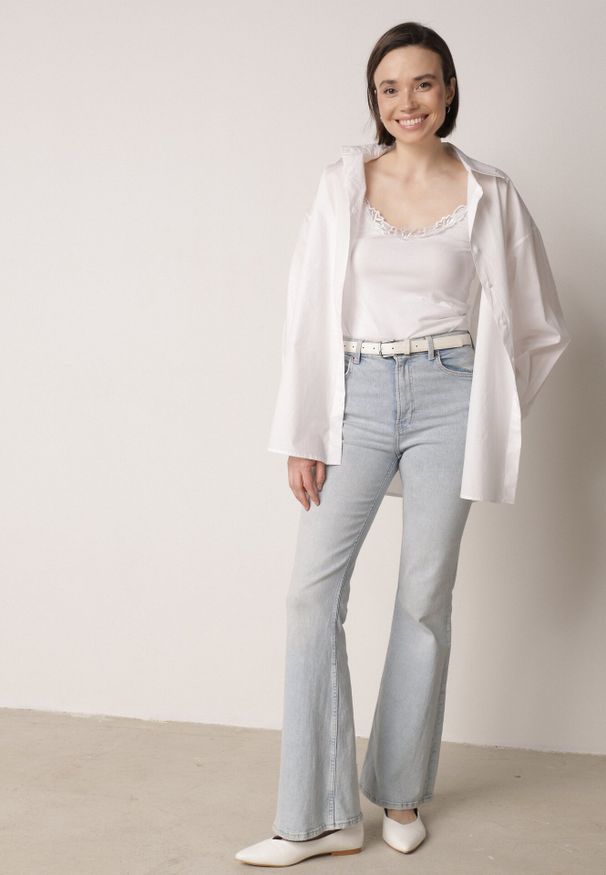 Born2be - Biały Bawełniany Top na Ramiączkach z Ozdobną Koronką przy Dekolcie Berlisa. Kolor: biały. Materiał: bawełna, koronka. Długość rękawa: na ramiączkach. Wzór: koronka