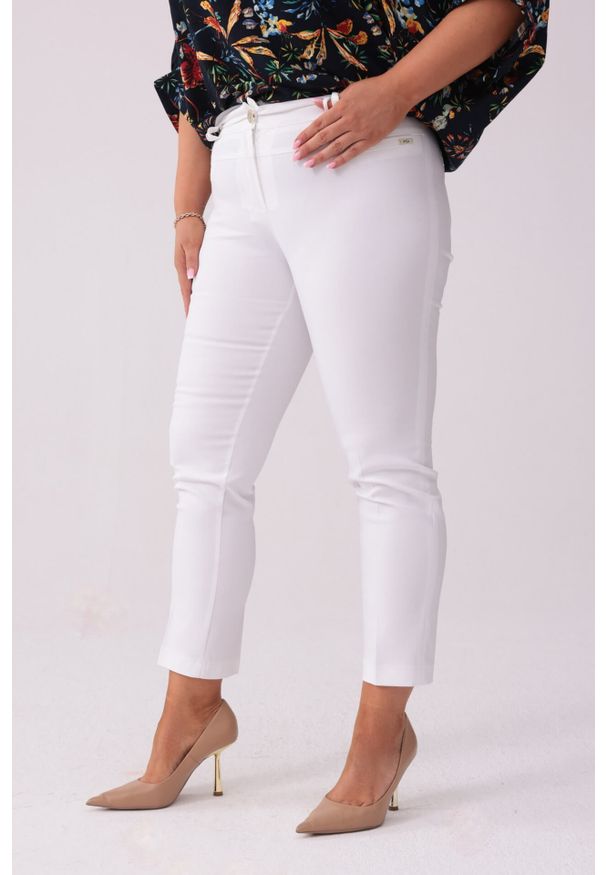 Moda Size Plus Iwanek - Casualowe białe spodnie cygaretki Bruna w kant OVERSIZE XXL. Okazja: na co dzień. Kolor: biały. Materiał: bawełna, tkanina, poliester. Długość: krótkie. Styl: casual