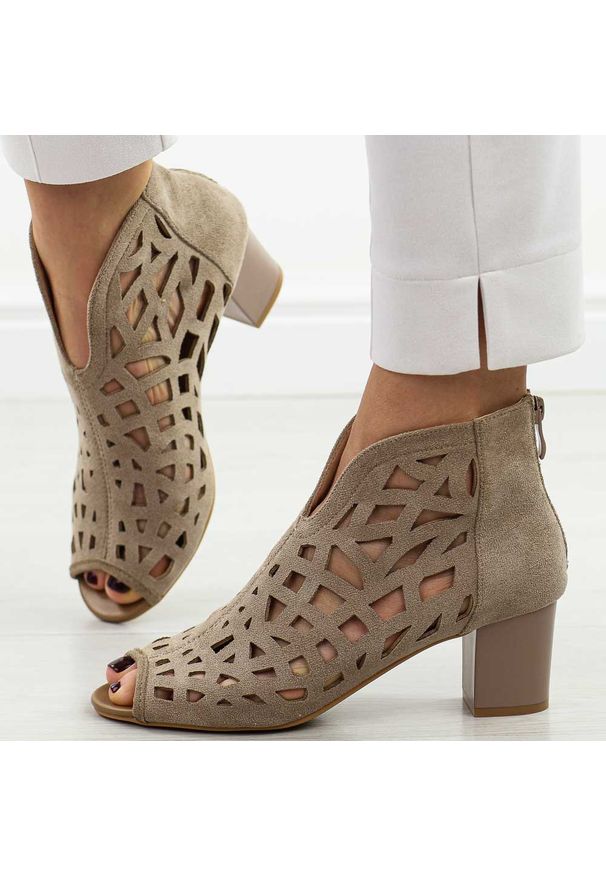 J. Brązowe sandały damskie na obcasie z zakrytą piętą M.Daszyński 1954-15. Kolor: brązowy. Materiał: zamsz. Wzór: ażurowy. Sezon: wiosna, lato. Obcas: na obcasie. Styl: klasyczny, elegancki. Wysokość obcasa: średni