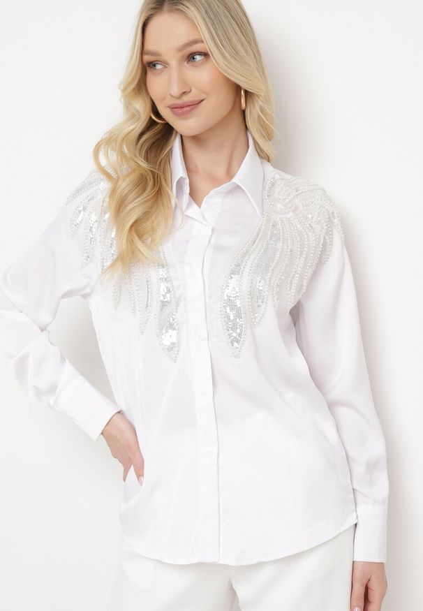 Born2be - Biała Koszula o Klasycznym Fasonie z Naszywkami i Cekinami Akrasia. Okazja: na spotkanie biznesowe. Kolor: biały. Wzór: aplikacja. Styl: klasyczny