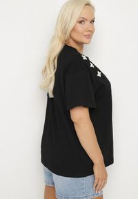 Born2be - Czarny T-shirt z Bawełny Ozdobiony Cyrkoniami i Haftami Firarette. Okazja: na co dzień. Kolor: czarny. Materiał: bawełna. Wzór: aplikacja, haft. Styl: klasyczny, casual #4