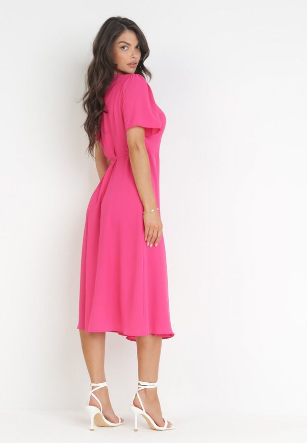 Born2be - Fuksjowa Kopertowa Sukienka Midi z Materiałowym Paskiem Rahellitte. Kolor: różowy. Materiał: materiał. Długość rękawa: krótki rękaw. Typ sukienki: kopertowe. Długość: midi