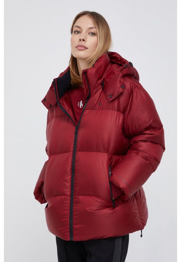 Calvin Klein Jeans Kurtka puchowa J20J216884.4890 damska kolor bordowy zimowa oversize. Kolor: czerwony. Materiał: puch. Wzór: gładki. Sezon: zima
