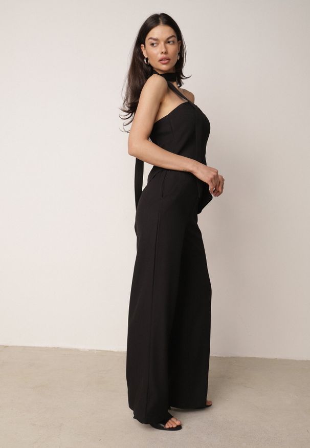 Born2be - Czarny Garniturowy Komplet Szerokie Spodnie i Asymetryczna Bluzka Bez Rękawów Sinaia. Kolor: czarny. Materiał: poliester