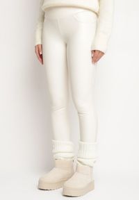 Born2be - Białe Legginsy z Imitacji Skóry i Kieszeni z Wysokim Stanem Olabria. Okazja: na co dzień. Stan: podwyższony. Kolor: biały. Materiał: skóra. Styl: elegancki, casual