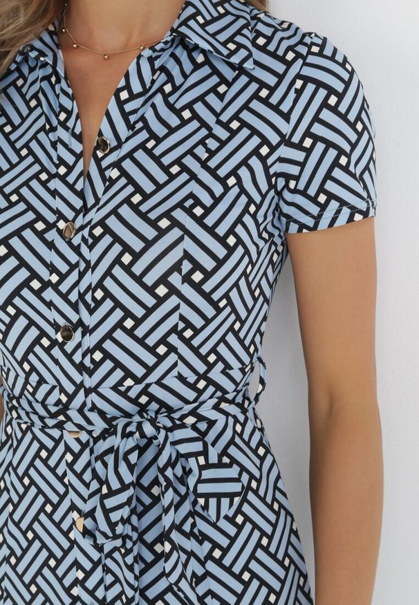Born2be - Niebieska Koszulowa Sukienka Midi z Krótkimi Rękawami i Materiałowym Paskiem Sanerit. Kolor: niebieski. Materiał: materiał. Długość rękawa: krótki rękaw. Wzór: geometria. Sezon: wiosna, lato. Typ sukienki: koszulowe. Długość: midi