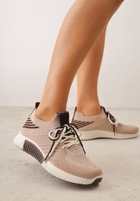 Born2be - Ciemnobeżowe Sneakersy z Podwójnym Sznurowaniem Fontarin. Nosek buta: okrągły. Kolor: beżowy. Materiał: materiał. Obcas: na obcasie. Wysokość obcasa: niski #3