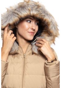 Wrangler - DAMSKA KURTKA ZIMOWA WRANGLER LONG PUFFER CLAY BEIGE W4126VJWM. Materiał: puch, futro. Sezon: zima #9