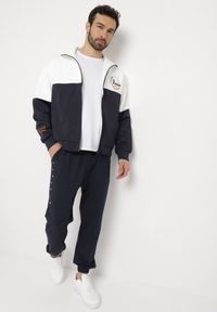 Born2be - Biało-Granatowa Kurtka Dresowa z Wysokim Kołnierzem i Nadrukiem Lwanes. Kolor: biały. Materiał: dresówka. Wzór: nadruk. Styl: sportowy #4