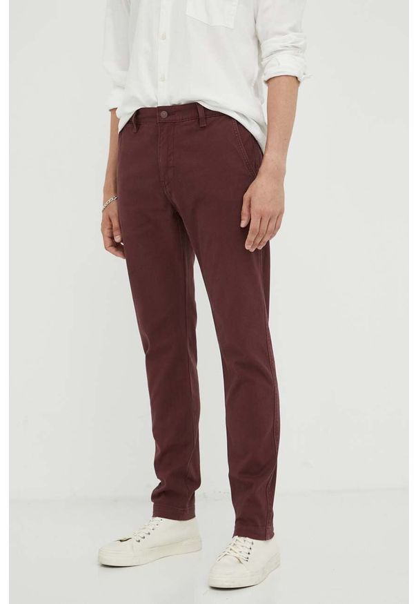 Levi's® - Levi's spodnie męskie kolor bordowy w fasonie chinos. Okazja: na spotkanie biznesowe. Kolor: czerwony. Materiał: materiał. Styl: biznesowy
