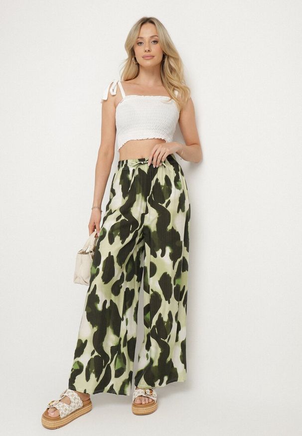 Born2be - Jasnozielone Spodnie z Wiskozy o Szerokim Kroju z Wysokim Stanem w Panterkę Zelmara. Okazja: na co dzień. Stan: podwyższony. Kolor: zielony. Materiał: wiskoza. Wzór: motyw zwierzęcy. Styl: casual, elegancki