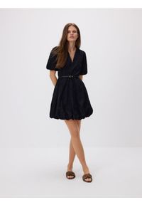 Reserved - Sukienka z paskiem - czarny. Kolor: czarny. Materiał: bawełna, tkanina. Typ sukienki: bombki #1