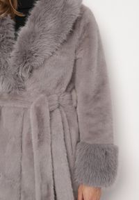 Born2be - Szary Futerkowy Płaszcz z Szerokim Kołnierzem i Mankietami z Wiązanym Paskiem Viaruna. Okazja: na co dzień, na imprezę. Kolor: szary. Materiał: dzianina. Długość rękawa: długi rękaw. Długość: długie. Styl: casual, elegancki #2