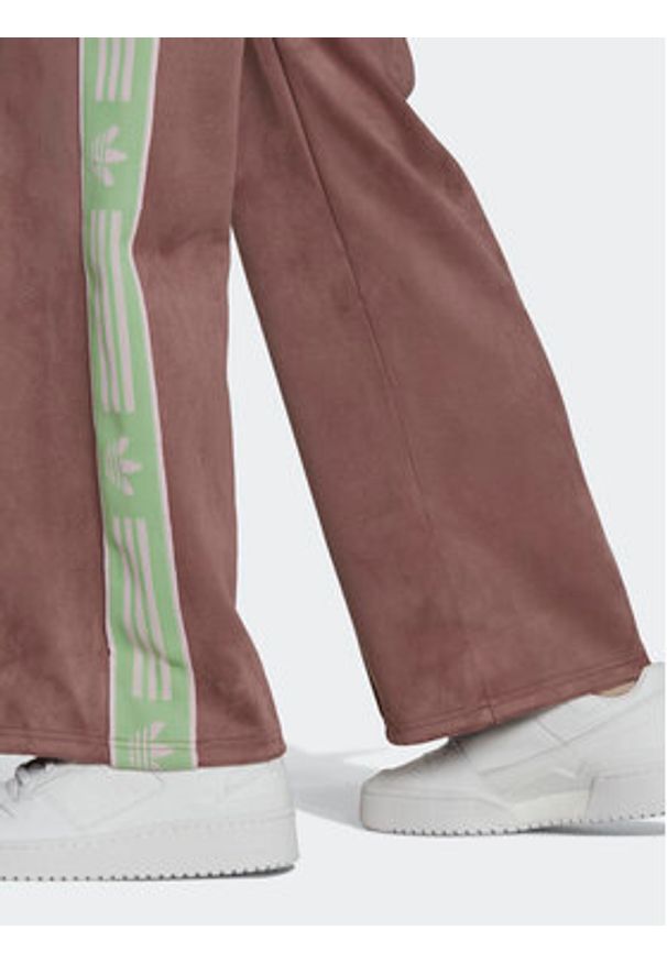 Adidas - adidas Spodnie dresowe HM1518 Brązowy Regular Fit. Kolor: brązowy. Materiał: syntetyk, dresówka