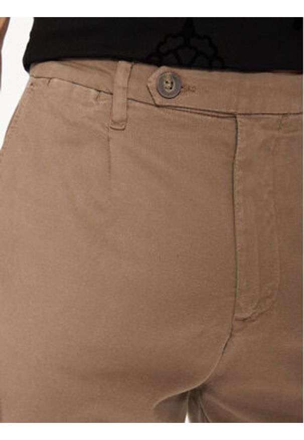 Guess Spodnie materiałowe M4BB27 WGHA1 Brązowy Slim Fit. Kolor: brązowy. Materiał: bawełna