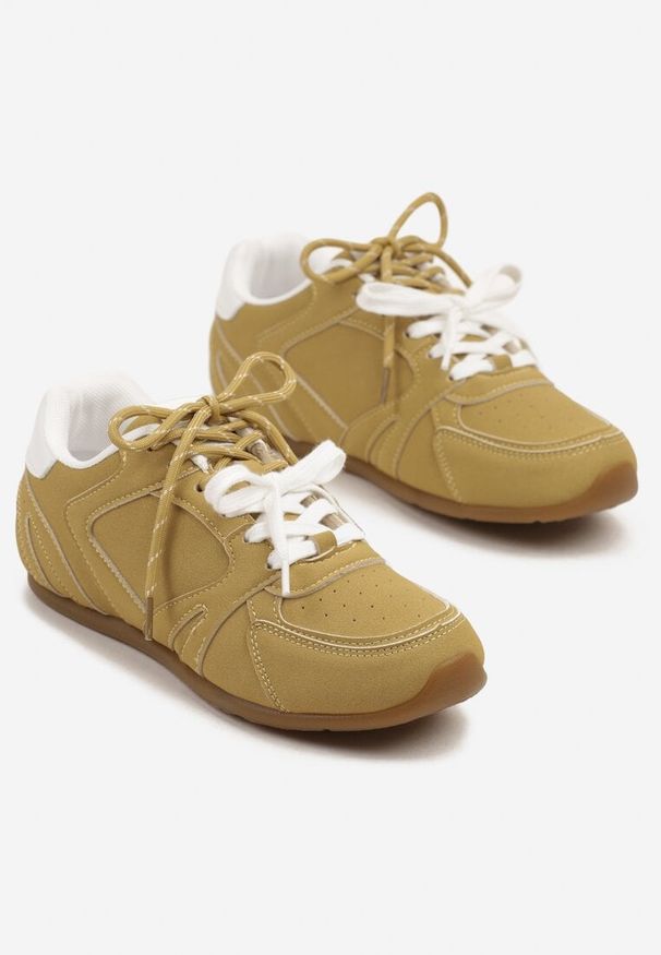 Renee - Żółte Sneakersy Ozdobione Przeszyciami i Podwójnym Sznurowaniem Telisaria. Okazja: na co dzień. Zapięcie: sznurówki. Kolor: żółty. Materiał: jeans. Wzór: aplikacja