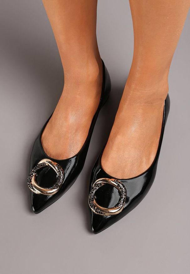 Renee - Czarne Balerinki na Płaskiej Podeszwie z Metalową Aplikacją Ozdobioną Cyrkonami Frapapia. Okazja: na co dzień. Kolor: czarny. Wzór: aplikacja. Obcas: na płaskiej podeszwie. Styl: casual, elegancki