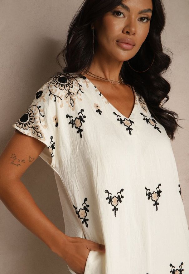 Renee - Biało-Czarna Sukienka z Wiskozy ze Wzorem w Stylu Etno Meluriela. Okazja: na co dzień. Kolor: biały. Materiał: wiskoza. Styl: etno