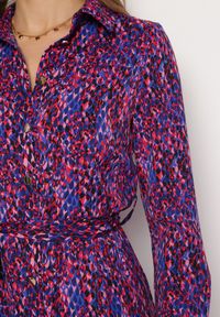 Born2be - Fuksjowo-Granatowa Sukienka Koszulowa Wiązana w Pasie Macedonia. Kolor: różowy. Materiał: materiał. Długość rękawa: długi rękaw. Wzór: nadruk. Typ sukienki: koszulowe. Styl: elegancki. Długość: midi #2