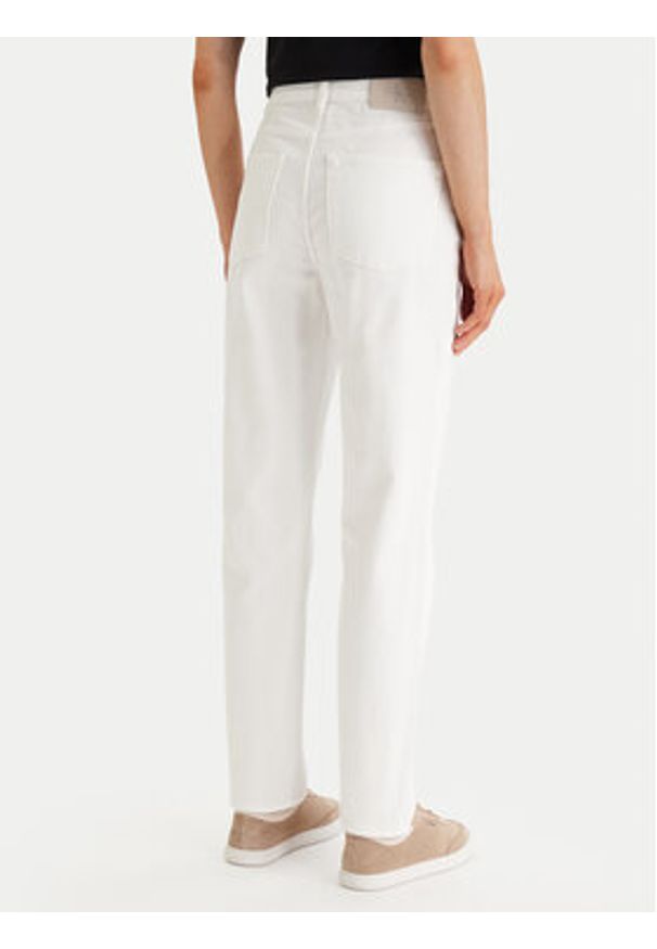 Calvin Klein Jeans Jeansy LV047F703G Biały Mom Fit. Kolor: biały
