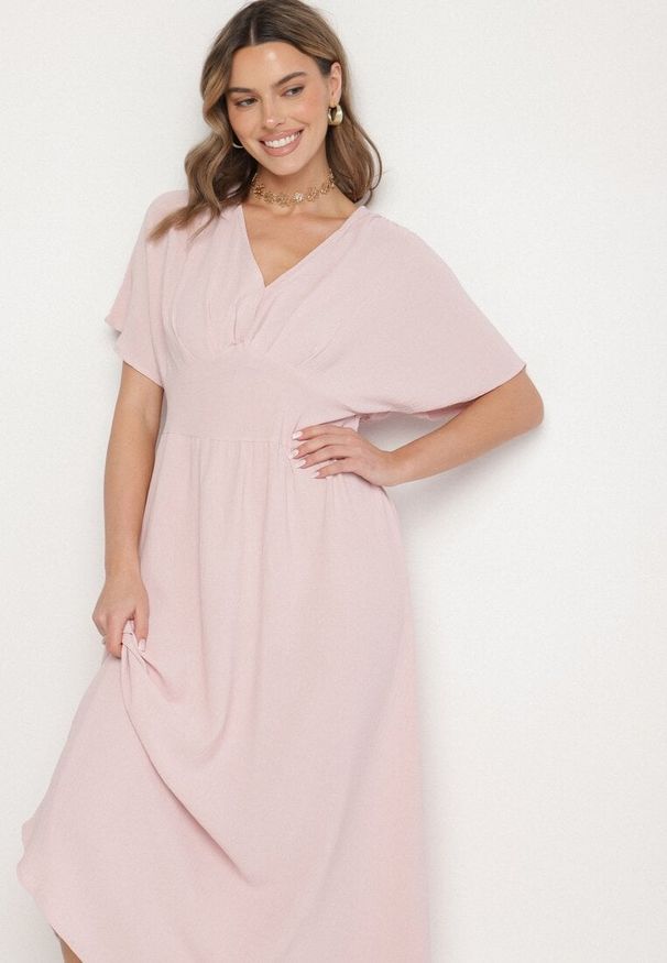 Born2be - Jasnoróżowa Rozkloszowana Sukienka z Gumką w Talii i Dekoltem w Serek Iffara. Okazja: na co dzień, do pracy, na spotkanie biznesowe. Typ kołnierza: dekolt w serek. Kolor: różowy. Styl: biznesowy, casual