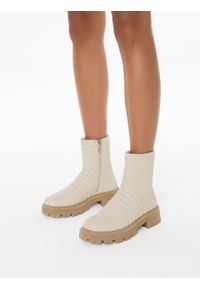 Kazar - Beżowe trzewiki ze skóry z efektownym przeszyciem na cholewce. Kolor: beżowy. Materiał: skóra. Szerokość cholewki: normalna. Wzór: aplikacja. Sezon: jesień. Styl: klasyczny #5