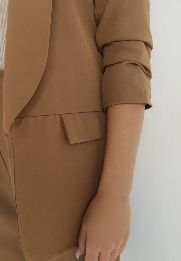 Born2be - Ciemnobeżowa Marynarka Thaelenia. Kolor: beżowy. Wzór: jednolity, aplikacja. Styl: elegancki