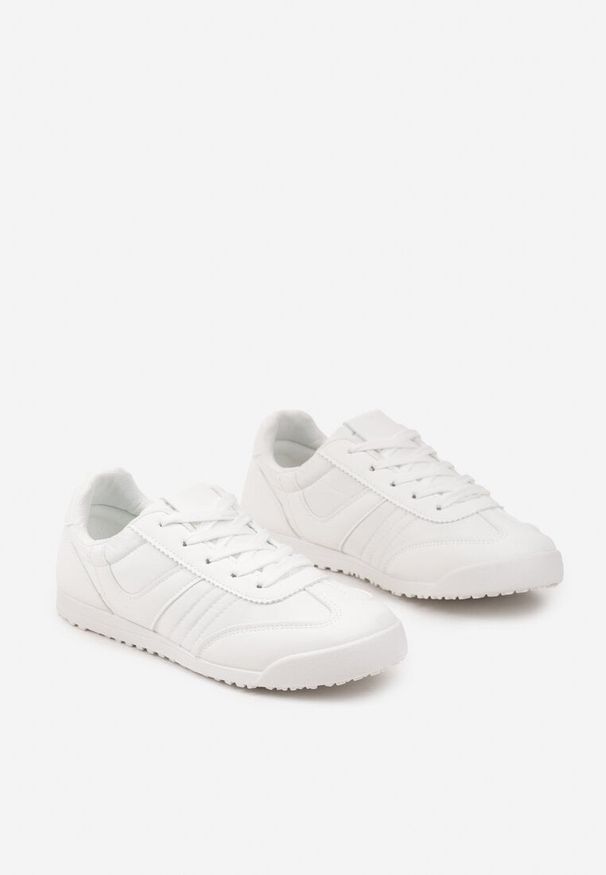 Born2be - Białe Sneakersy w Stylu Kultowych Tenisówek Felandris. Okazja: na co dzień. Zapięcie: sznurówki. Kolor: biały. Materiał: jeans. Wzór: aplikacja. Obcas: na obcasie. Wysokość obcasa: niski