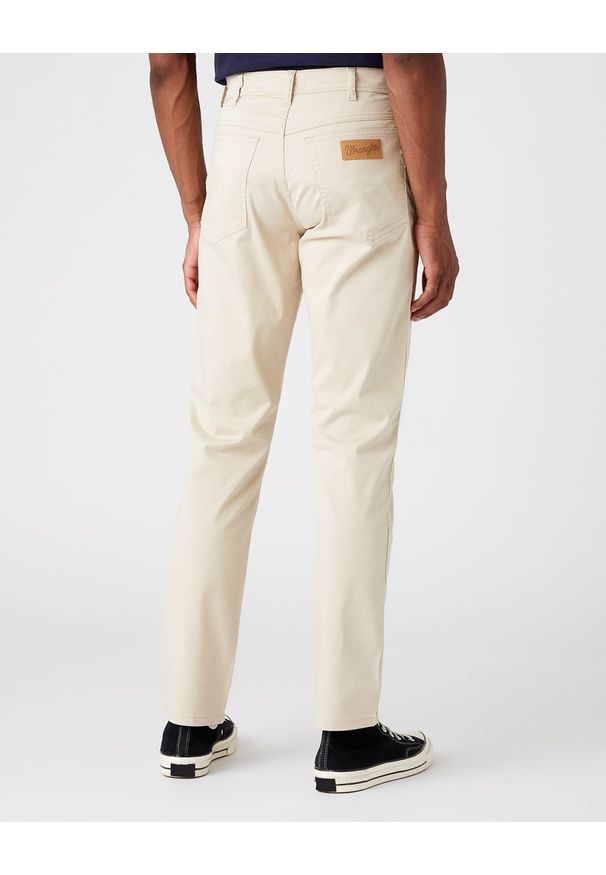 Wrangler - WRANGLER TEXAS SLIM MĘSKIE SPODNIE MATERIAŁOWE PUMICE STONE W12SEAC13 112145791. Materiał: materiał