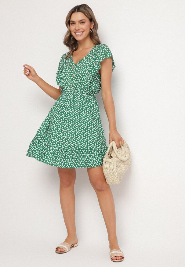 Born2be - Zielona Rozkloszowana Sukienka z Bawełny w Kwiaty z Guzikami Ronelle. Okazja: na co dzień, na randkę, na spacer. Kolor: zielony. Materiał: bawełna. Wzór: kwiaty. Typ sukienki: rozkloszowane, proste. Styl: casual, elegancki
