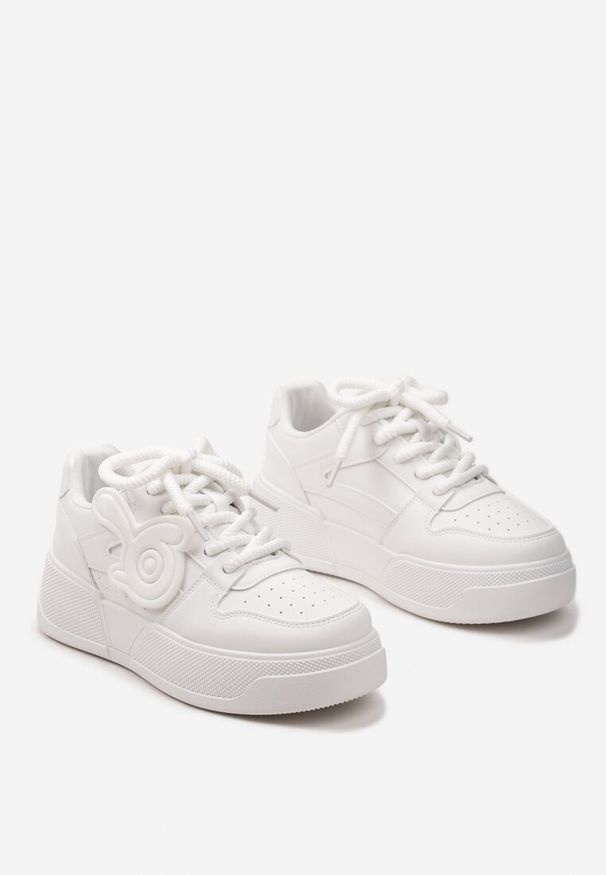 Renee - Białe Sneakersy na Niskiej Platformie z Wypukłą Ozdobą Irasa. Okazja: na co dzień, na spacer. Kolor: biały. Wzór: aplikacja. Obcas: na platformie. Sport: turystyka piesza