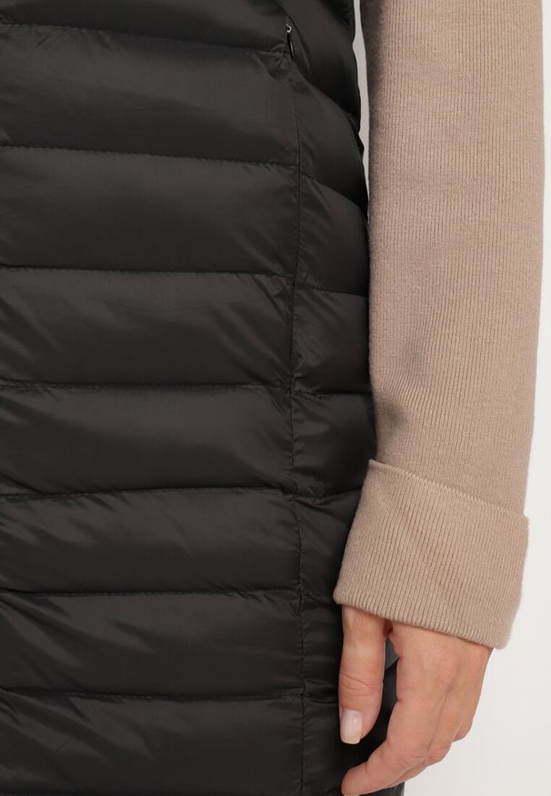 Born2be - Czarna Kamizelka Pikowana o Dłuższym Fasonie z Kapturem Vitilie. Okazja: na co dzień. Typ kołnierza: kaptur. Kolor: czarny. Materiał: jeans. Długość: długie. Styl: casual, elegancki