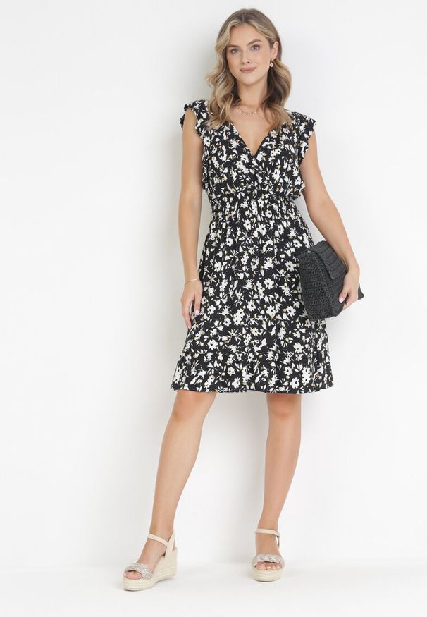 Born2be - Czarna Rozkloszowana Sukienka z Wiskozy Ozdobiona Metalicznym Nadrukiem Elulaia. Typ kołnierza: kołnierz z falbankami. Kolor: czarny. Materiał: wiskoza. Wzór: nadruk, aplikacja. Typ sukienki: kopertowe