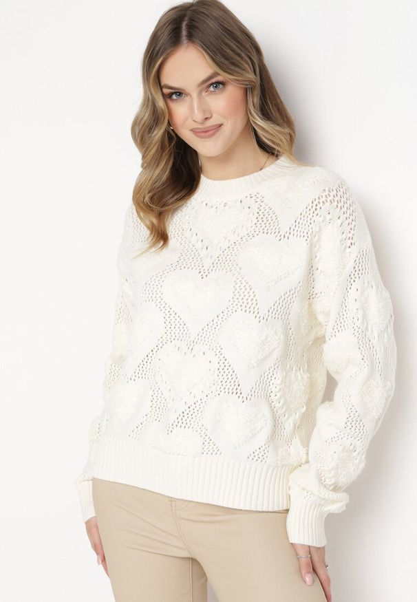 Born2be - Jasnobeżowy Sweter w Serca o Klasycznym Fasonie ze Ściągaczami Biriet. Kolor: beżowy. Materiał: wełna, bawełna. Styl: klasyczny