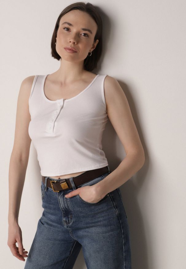 Born2be - Biały Prążkowany Top na Szerokich Ramiączkach z Bawełny Zdobiony Guzikami Bernella. Okazja: na spacer. Kolor: biały. Materiał: prążkowany, bawełna. Długość rękawa: na ramiączkach. Wzór: aplikacja. Sezon: zima, lato. Styl: elegancki