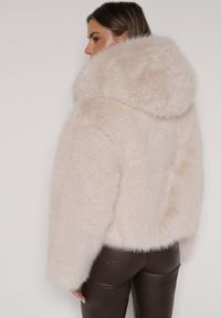 Born2be - Beżowa Futrzana Kurtka z Nieodpinanym Kapturem Zetena. Kolor: beżowy. Materiał: futro. Styl: klasyczny, elegancki #2