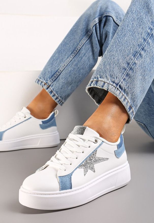 Renee - Biało-Niebieskie Sneakersy Ozdobione Brokatem na Niskiej Platformie Leonare. Kolor: biały. Materiał: jeans. Wzór: aplikacja. Obcas: na platformie