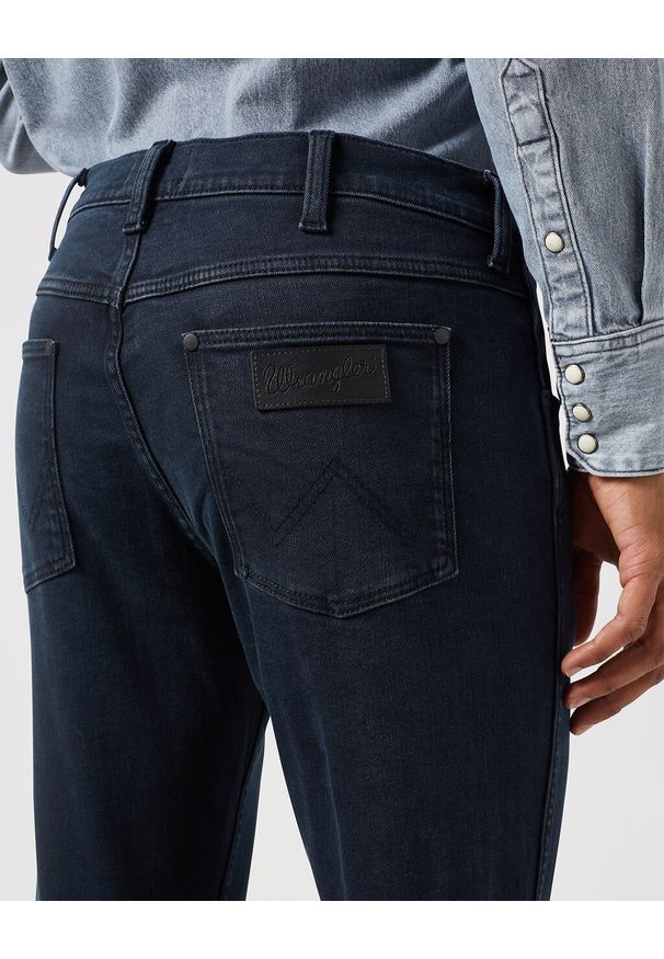Wrangler - WRANGLER MĘSKIE SPODNIE JANSOWE GREENSBORO CLOUDY SKIES 112350740 W15Q017948