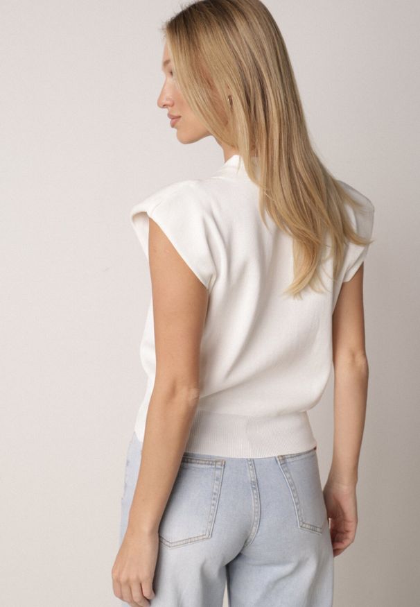 Born2be - Biała Wiskozowa Bluzka Sweterkowa z Usztywnionymi Ramionami i Kołnierzykiem Katano. Okazja: na co dzień. Kolor: biały. Materiał: wiskoza. Wzór: aplikacja. Styl: casual, elegancki, klasyczny