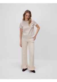 Reserved - T-shirt z kwiatową aplikacją - beżowy. Kolor: beżowy. Materiał: dzianina, bawełna. Wzór: aplikacja, kwiaty