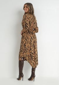 Born2be - Brązowa Sukienka Kopertowa z Gumką w Pasie Melmo. Kolor: brązowy. Materiał: tkanina. Sezon: jesień, wiosna. Typ sukienki: kopertowe #2