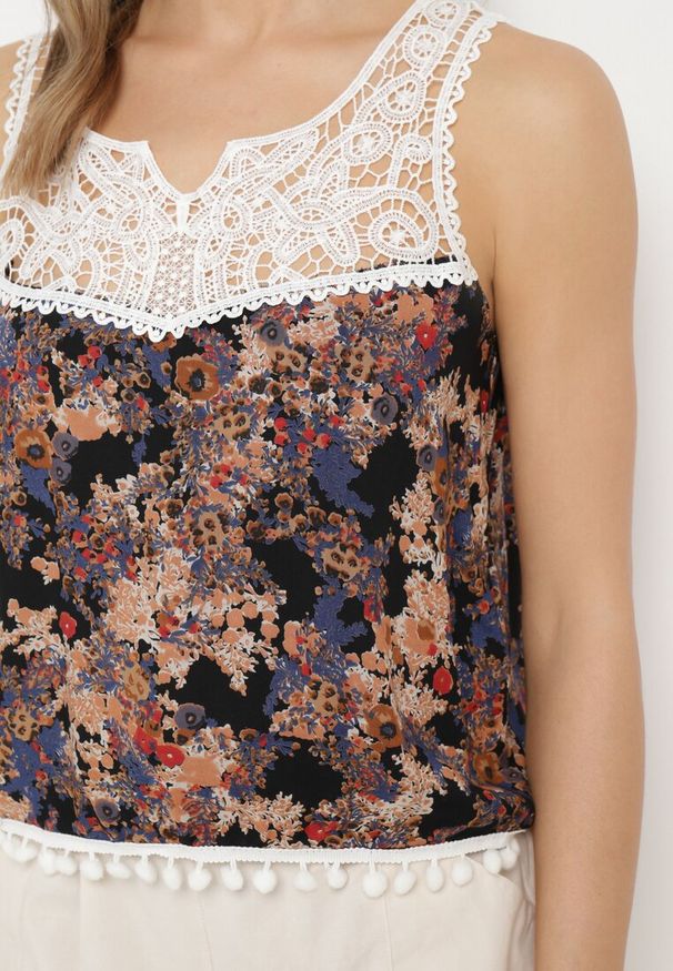 Born2be - Czarno-Granatowy Wiskozowy Top z Koronkowym Dekoltem i Tasiemką z Pomponami Kiorita. Okazja: na co dzień. Kolor: czarny. Materiał: wiskoza, koronka. Sezon: wiosna, lato. Styl: casual, elegancki