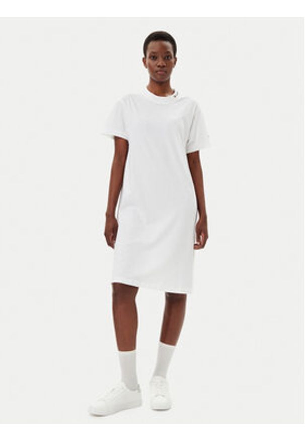 Champion Sukienka codzienna 117782 Biały Loose Fit. Okazja: na co dzień. Kolor: biały. Materiał: bawełna. Typ sukienki: proste. Styl: casual