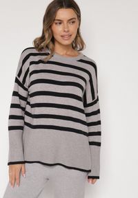 Born2be - Czarno-Szary Sweter o Kroju Oversize z Motywem Pasków Irtusa. Okazja: na co dzień. Kolor: czarny. Materiał: jeans. Styl: casual #3