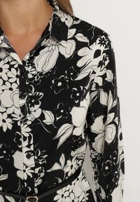 Born2be - Czarna Koszulowa Sukienka z Wiskozą w Kwiatowy Wzór z Dodatkowym Paskiem Ninira. Okazja: na co dzień, na spacer. Kolor: czarny. Materiał: wiskoza. Wzór: kwiaty. Typ sukienki: koszulowe. Styl: casual, elegancki, klasyczny #6