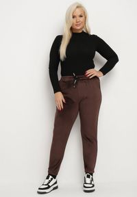 Born2be - Brązowe Welurowe Spodnie Dresowe Ozdobione Sznurkami Jaledi. Kolor: brązowy. Materiał: dresówka, welur. Wzór: aplikacja. Styl: klasyczny #4