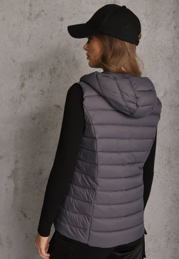 Renee - Szara Przejściowa Kamizelka z Pikowaniem i Kapturem Neatwenna. Okazja: na co dzień. Typ kołnierza: kaptur. Kolor: szary. Materiał: jeans. Styl: elegancki, sportowy, casual